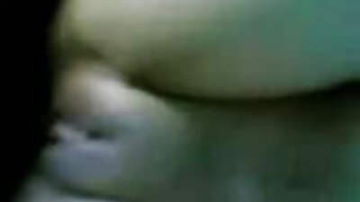 Sexy Frau reife anal tube benutzt ein rosa Spielzeug an ihrer Muschi